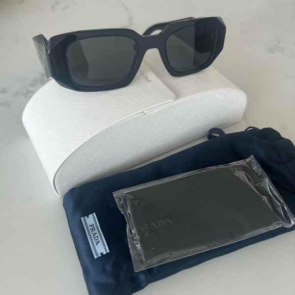 Authentic Prada 17W. Brand new with case and box - Picture 4 of 7